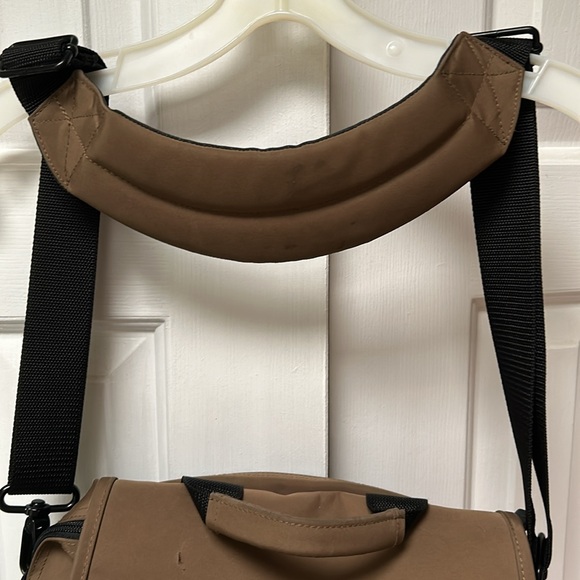 LLBEAN Traveler bag, converts to shoulder or backpack. #0MS45. Versatile, Unisex - Picture 5 of 14